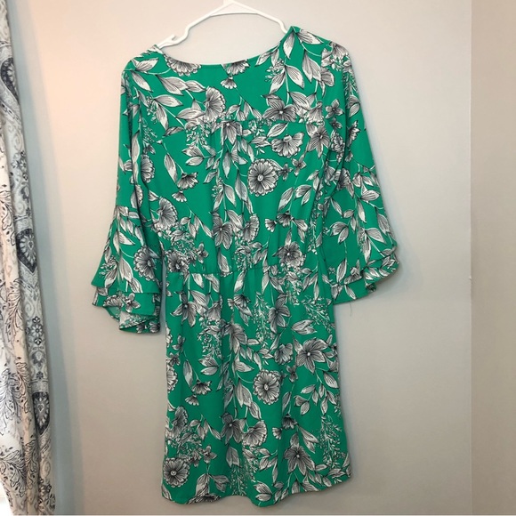 Floral dress with bell arms - Picture 4 of 4